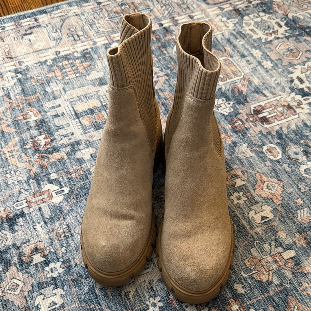Tan Women's Chelsea Boots